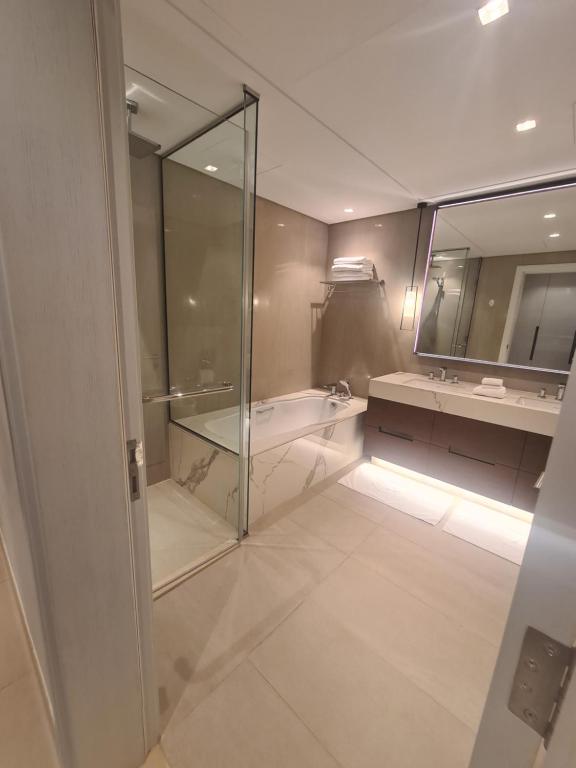 Koupelna v ubytování Luxury sea view Apartment In Address Hotel Fujairah