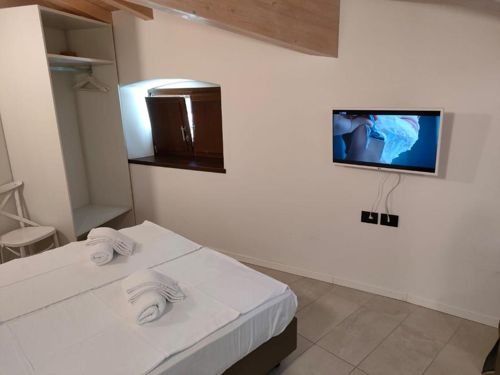 Telewizja i/lub zestaw kina domowego w obiekcie La Corte Room & Relax