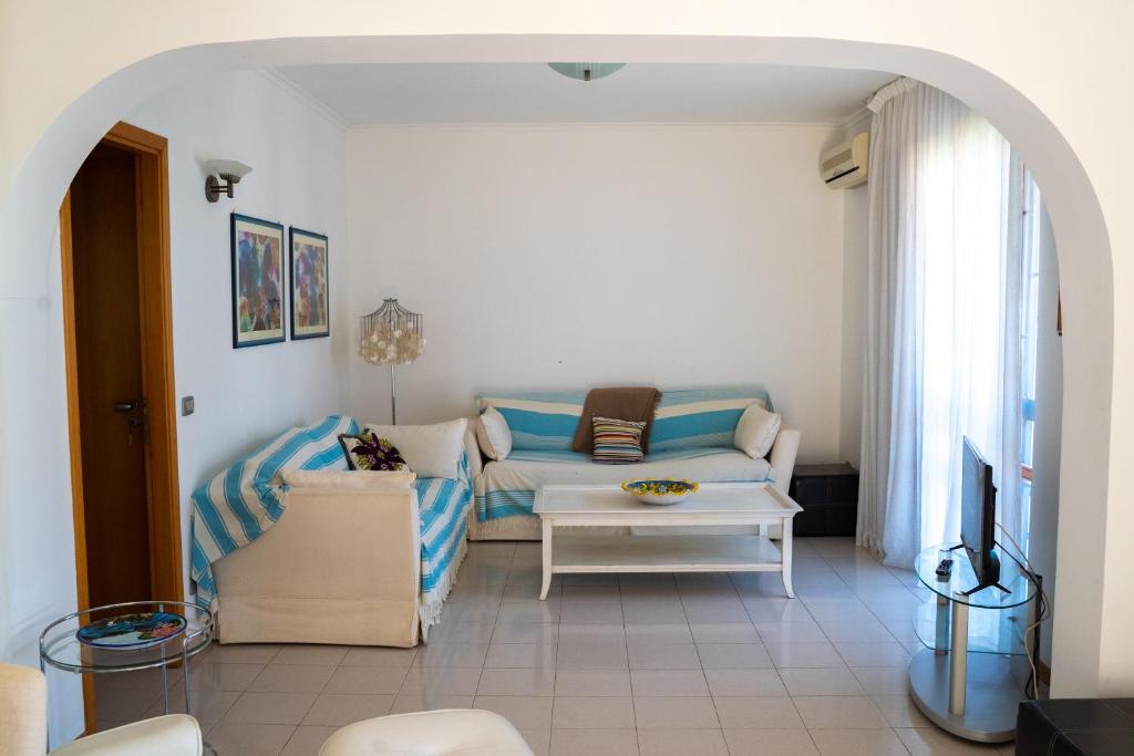 Posedenie v ubytovaní Elegant apartment in residence with pool