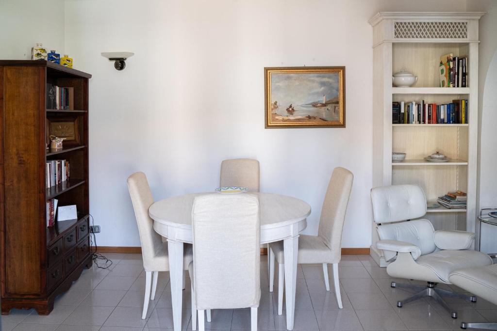 Posedenie v ubytovaní Elegant apartment in residence with pool