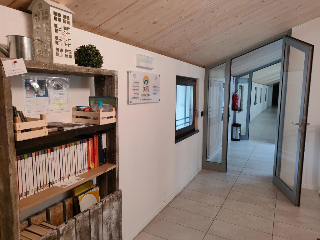 korytarz z półką z książkami w obiekcie La Corte Room & Relax w mieście Rovereto