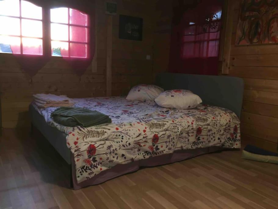 1 cama con 2 almohadas en una habitación en Chalet indépendant en Marsella