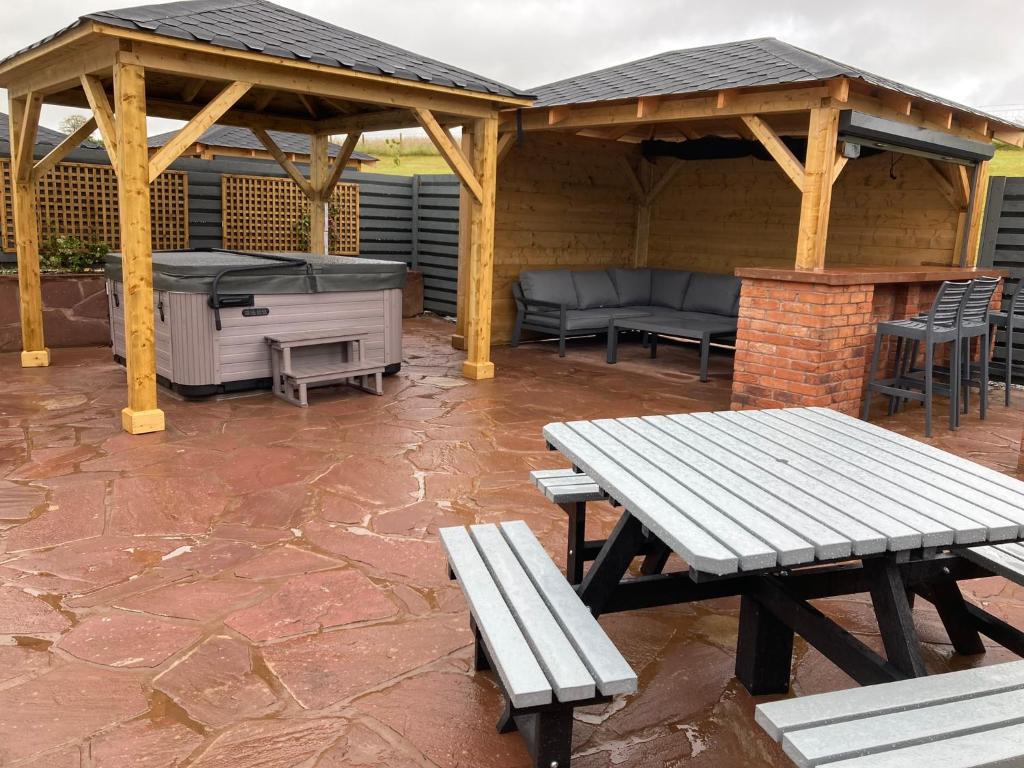 Patio nebo venkovní prostory v ubytování Westertonhill Lodge 5 Newbuild with Hot Tub Option