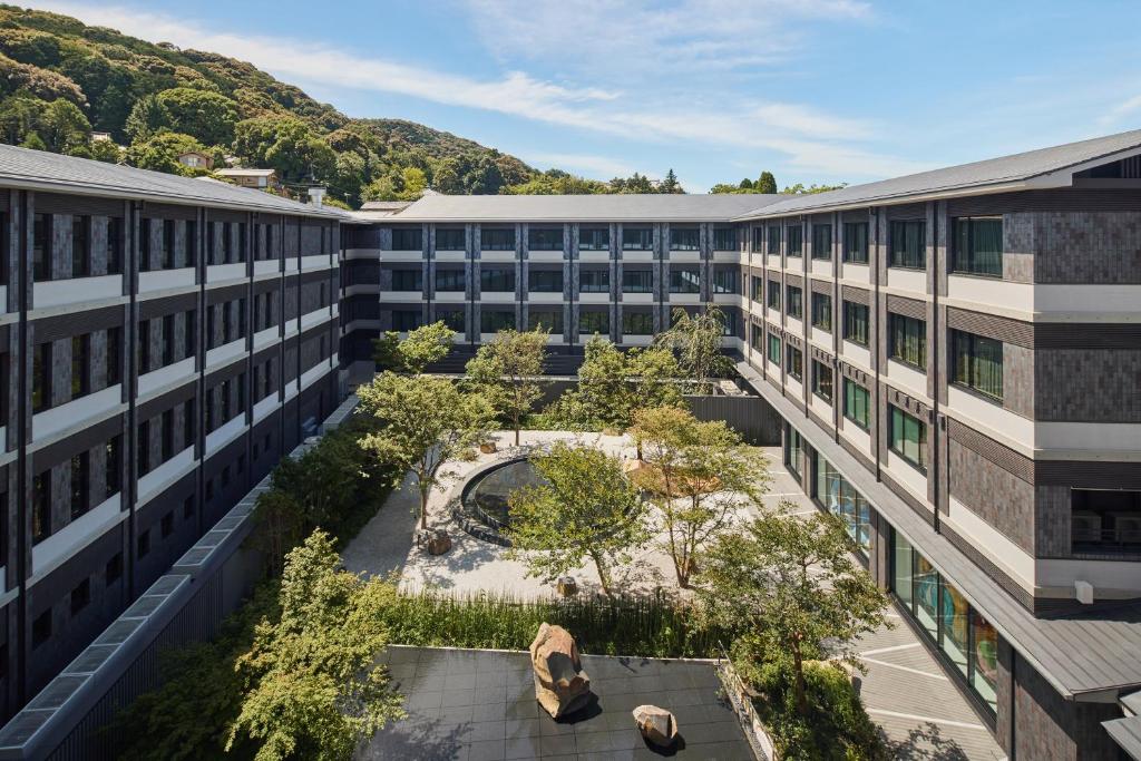 京都的住宿－THE HOTEL HIGASHIYAMA by Kyoto Tokyu Hotel，享有学校建筑的空中景致,设有庭院