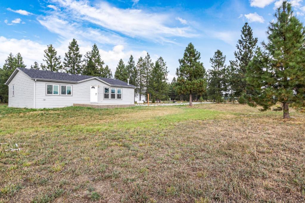 a white house in the middle of a field at Idahome in Athol