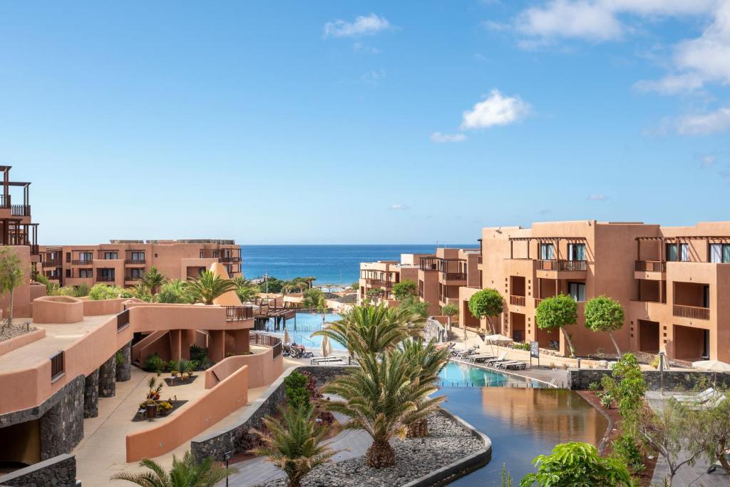 una vista aérea del complejo con el océano en el fondo en Barceló Tenerife en San Miguel de Abona