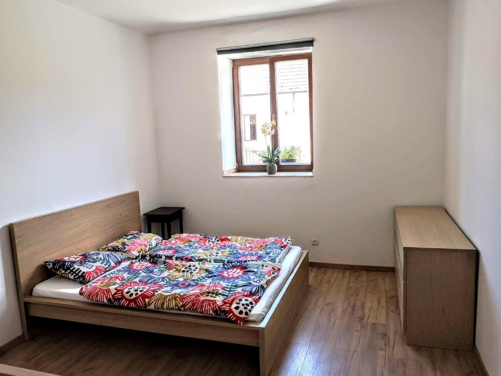 Postel nebo postele na pokoji v ubytování Apartmány Na hrnčírně