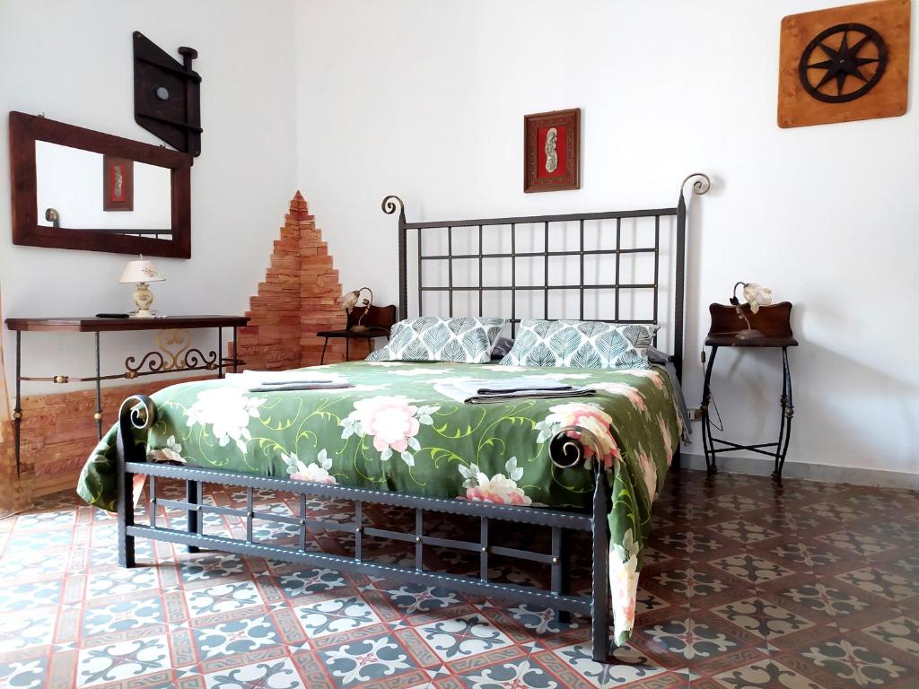 - une chambre avec un lit et un arbre de Noël dans l'établissement Appartamento Porto Marina VA1, à Licata