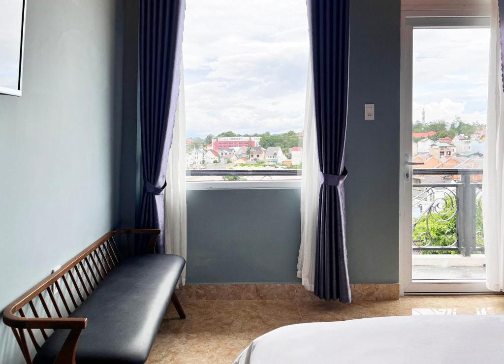 Postel nebo postele na pokoji v ubytování Khách Sạn Hưng Nguyên Valley ĐàLạt
