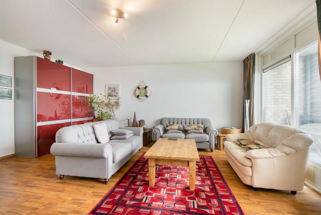 uma sala de estar com dois sofás e uma mesa de centro em Hello Zeeland - Appartement Port Scaldis 19-031 em Breskens