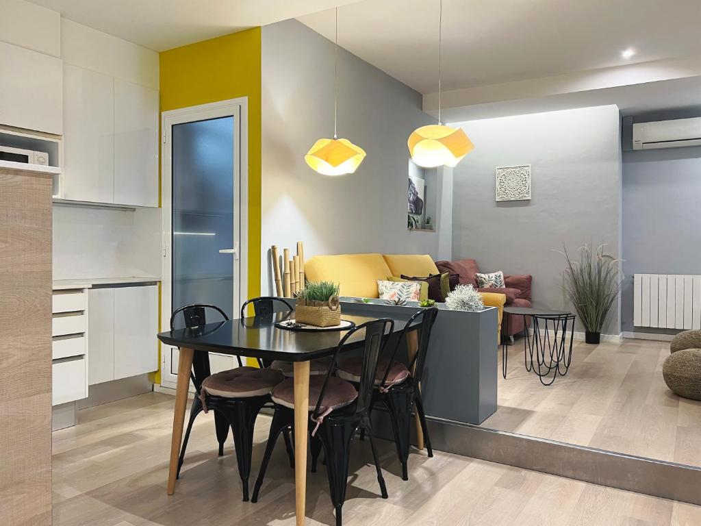 cocina y comedor con mesa y sillas en Stay U-nique Apartments Sants, en Barcelona