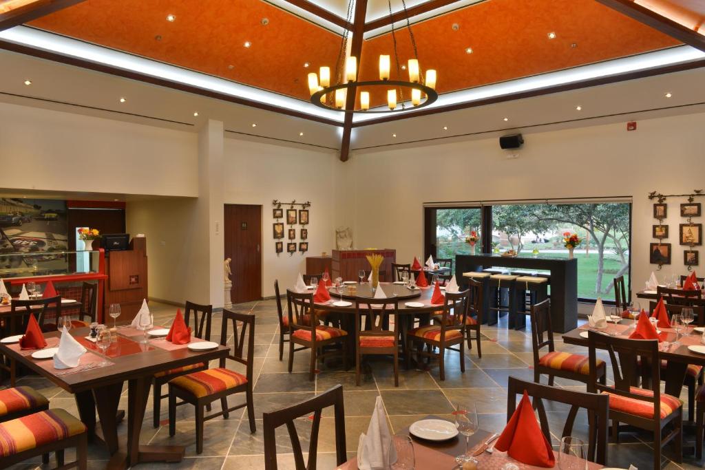 Restaurace v ubytování Madhubhan Resort & Spa