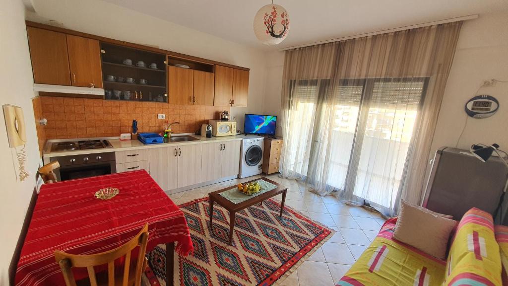 uma cozinha com uma mesa vermelha num quarto em La Casita em Tirana