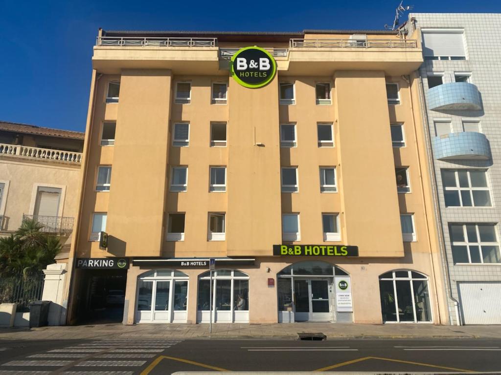 un grand bâtiment avec un panneau d'hôtels bbc dans l'établissement B&B HOTEL Sète Centre Gare, à Sète