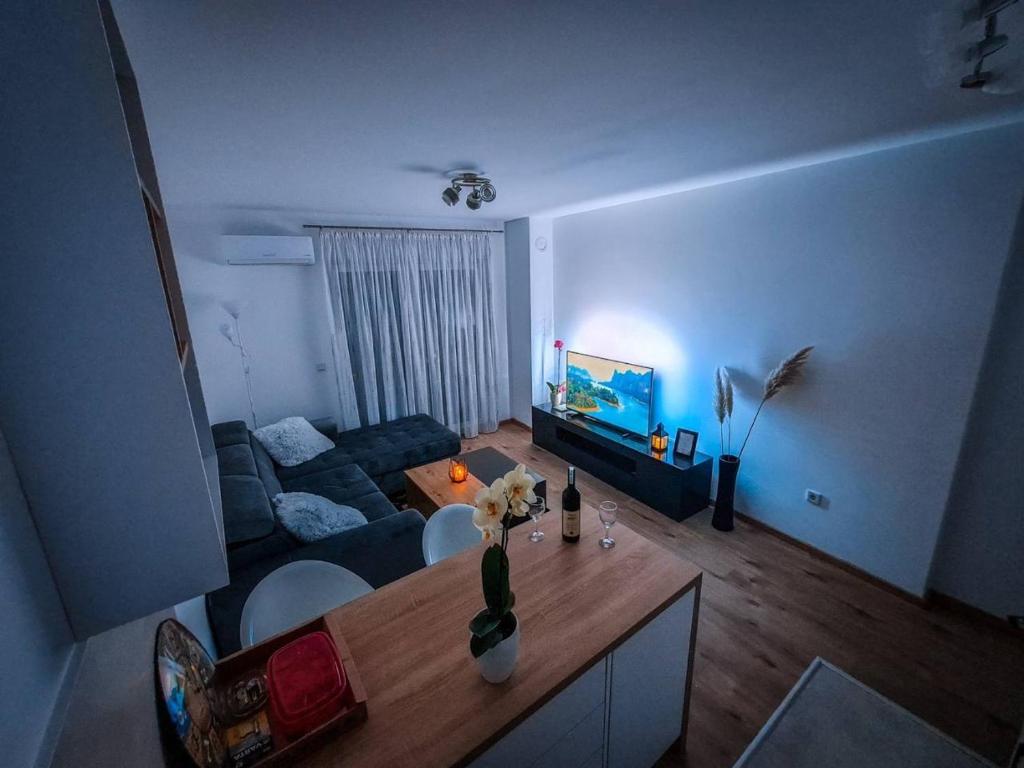 uma sala de estar com um sofá e uma mesa em Apartman Perić Brčko em Brcko