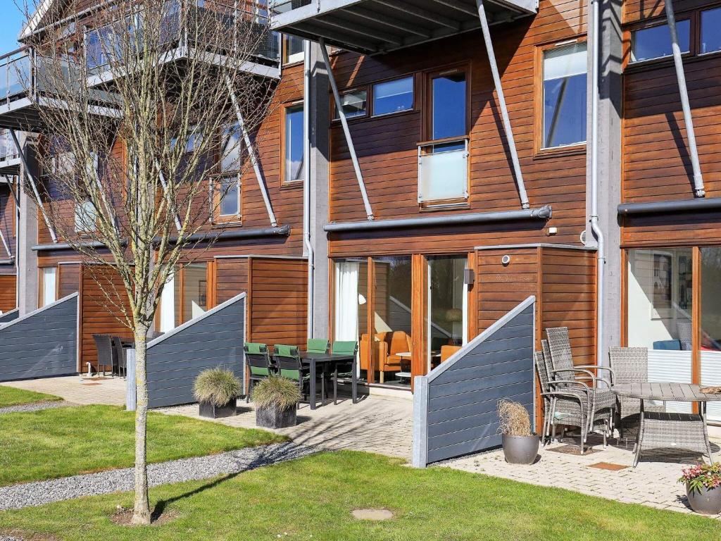 Casa con patio con mesa y sillas en 4 person holiday home in Bogense en Bogense