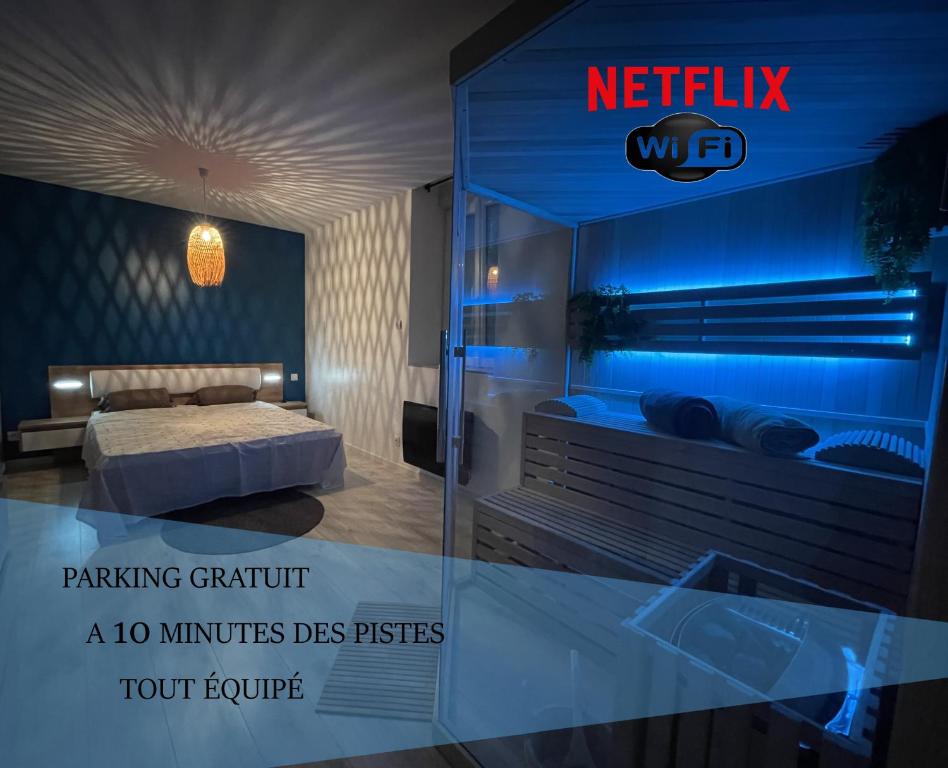 una decoración de una habitación de hotel con cama y avisor en Sauna en bord de rivière en Morez