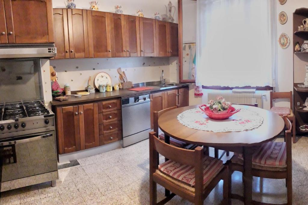 Ampio APPARTAMENTO VICINO AL CENTRO DI TREVISO, PARCHEGGIO GRATUITO - Apartamento De Dos Dormitorios