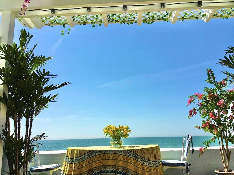 stół i krzesła na balkonie z widokiem na ocean w obiekcie LUXURY BEACH PROPERTY- Neptune's Nest w mieście Sandgate
