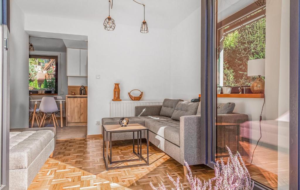 Posedenie v ubytovaní Lovely Home In Brenna With Kitchen