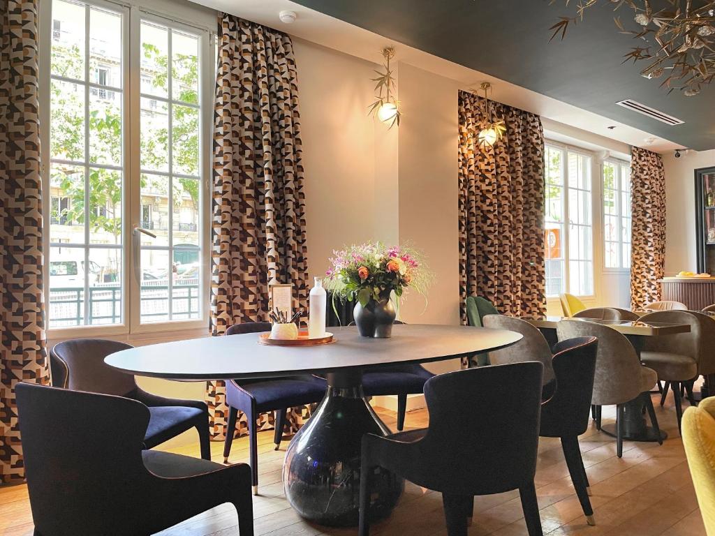 - une salle à manger avec une table et des chaises dans l'établissement ELSA, Hôtel Paris, à Paris