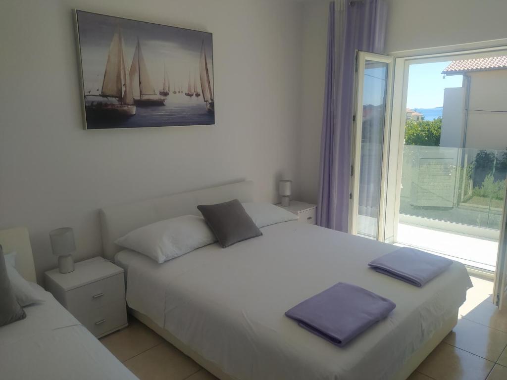 Posteľ alebo postele v izbe v ubytovaní Apartmani Trubi 3
