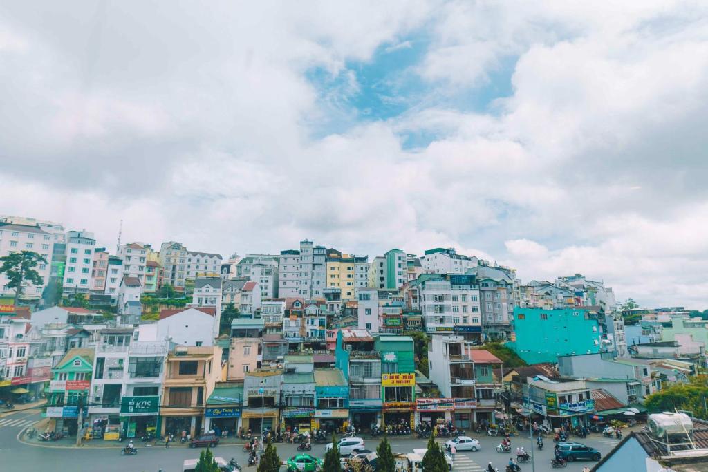 Cảnh Đà Lạt hoặc tầm nhìn thành phố từ khách sạn