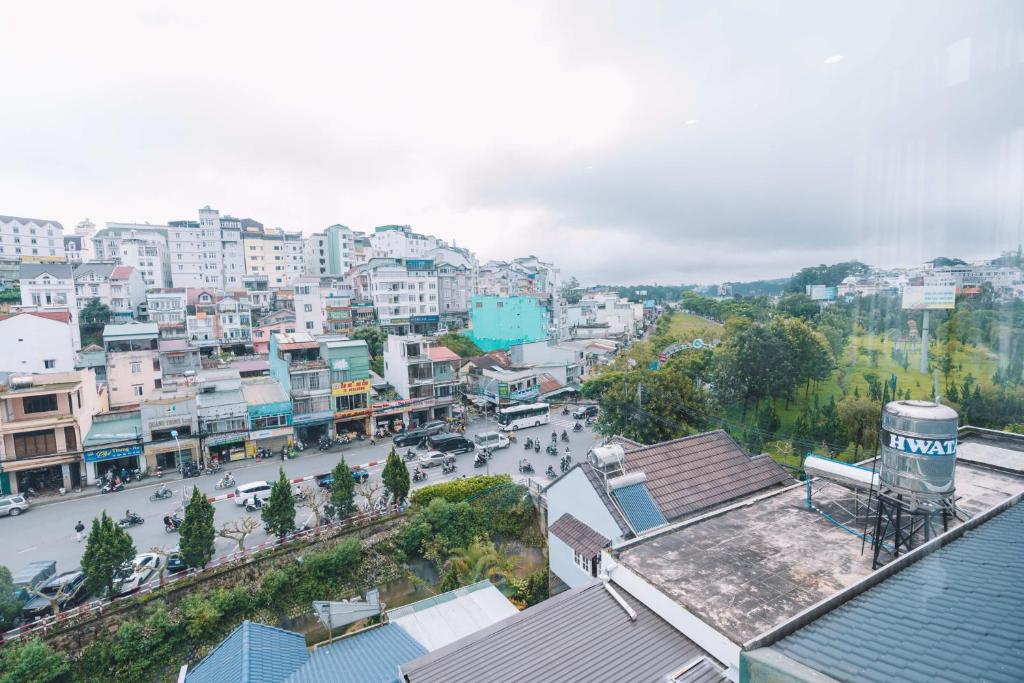 Cảnh Đà Lạt hoặc tầm nhìn thành phố từ khách sạn