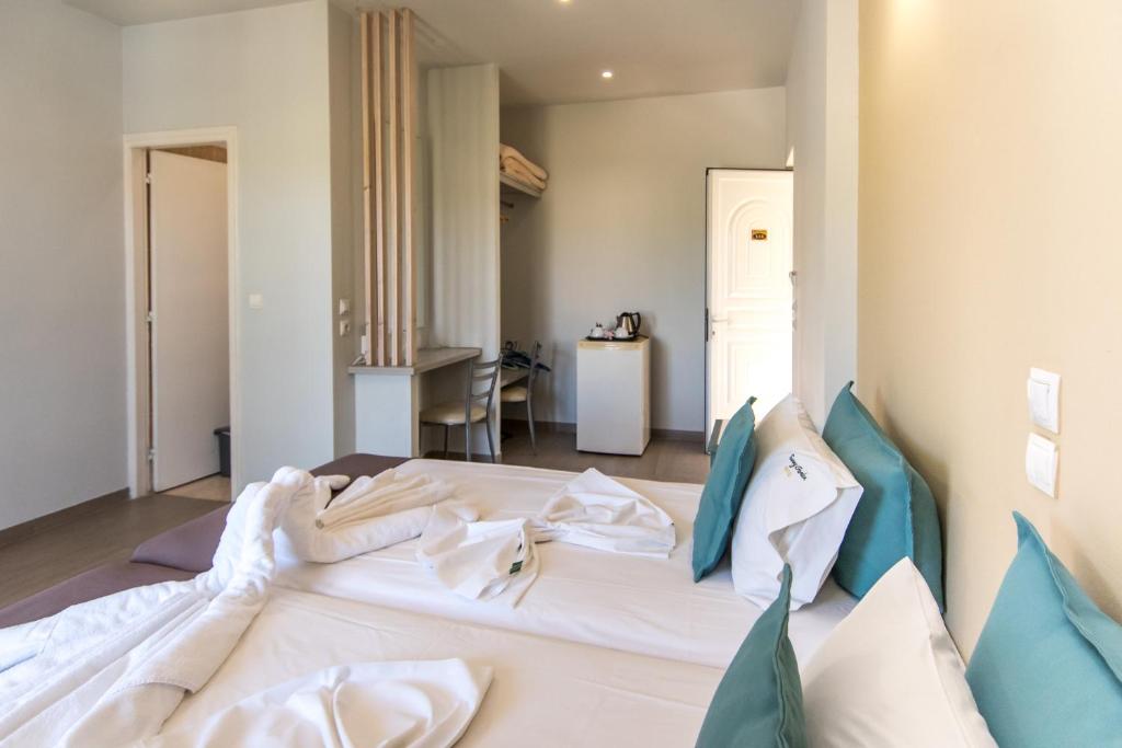 Postel nebo postele na pokoji v ubytování Sunny Garden Hotel