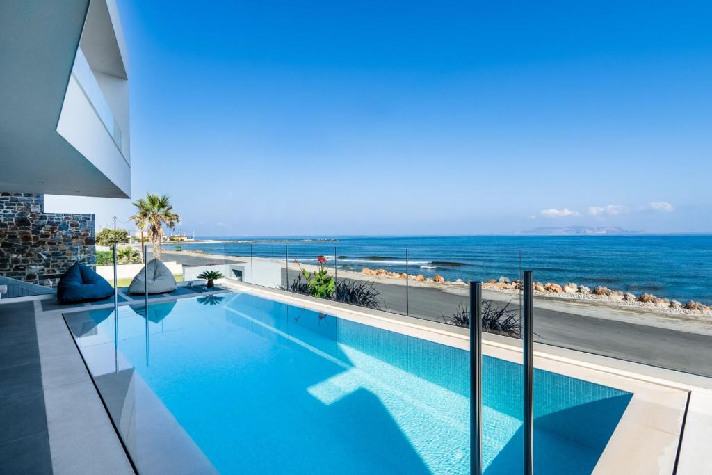 una piscina con vista sull'oceano di Dia's Blue Villa a Gournes