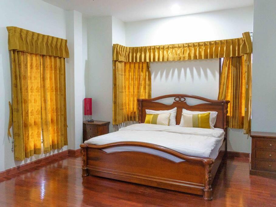 Postel nebo postele na pokoji v ubytování 4BD Private pool villa in Patong heart quiet&nice