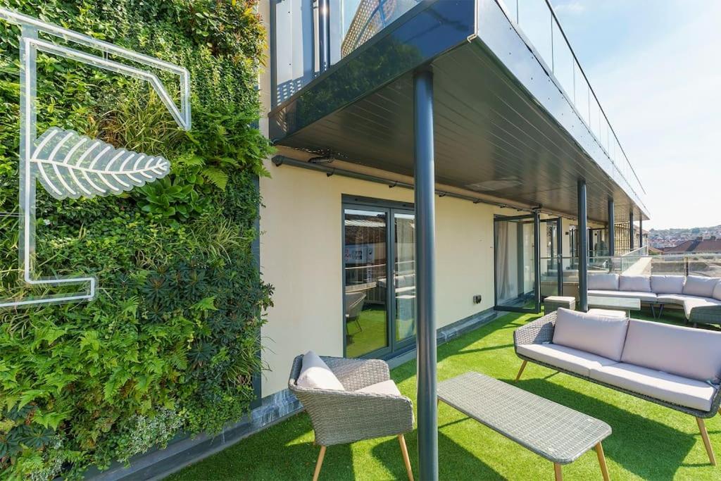 Darlington - 2 Bedroom Luxury Apartment by Mint Stays في بريستول: الشكل الخارجي لبيت ذو جدار أخضر