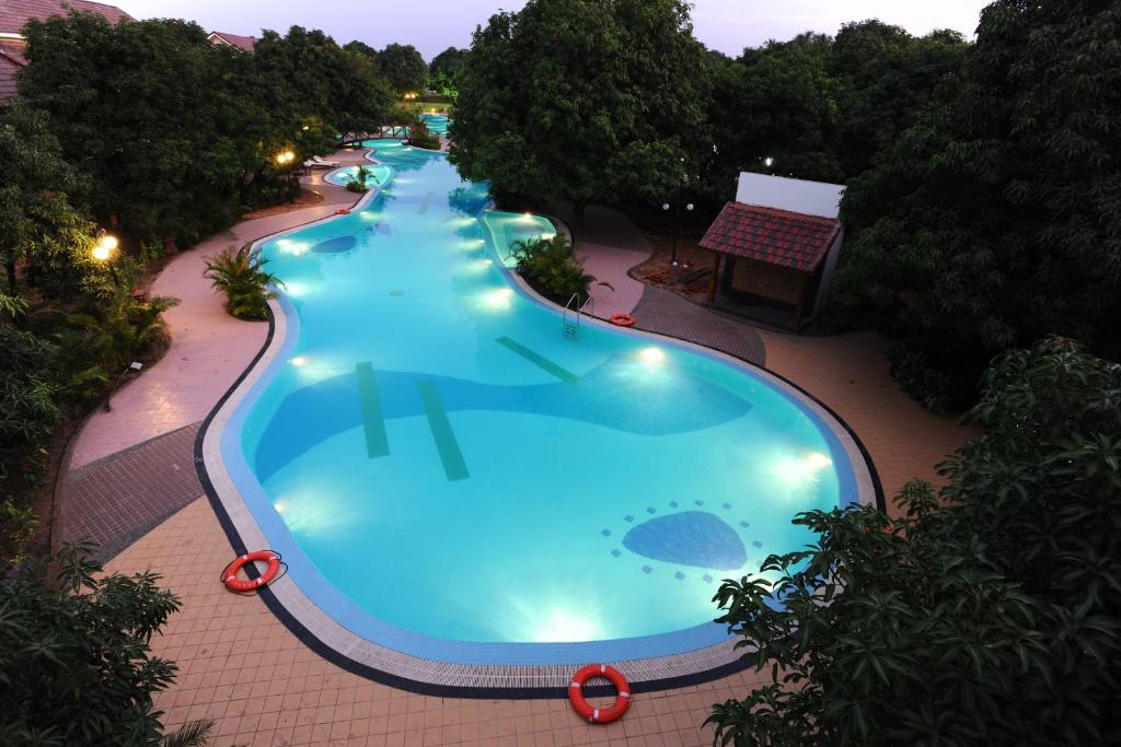 Bazén v ubytování Madhubhan Resort & Spa nebo v jeho okolí