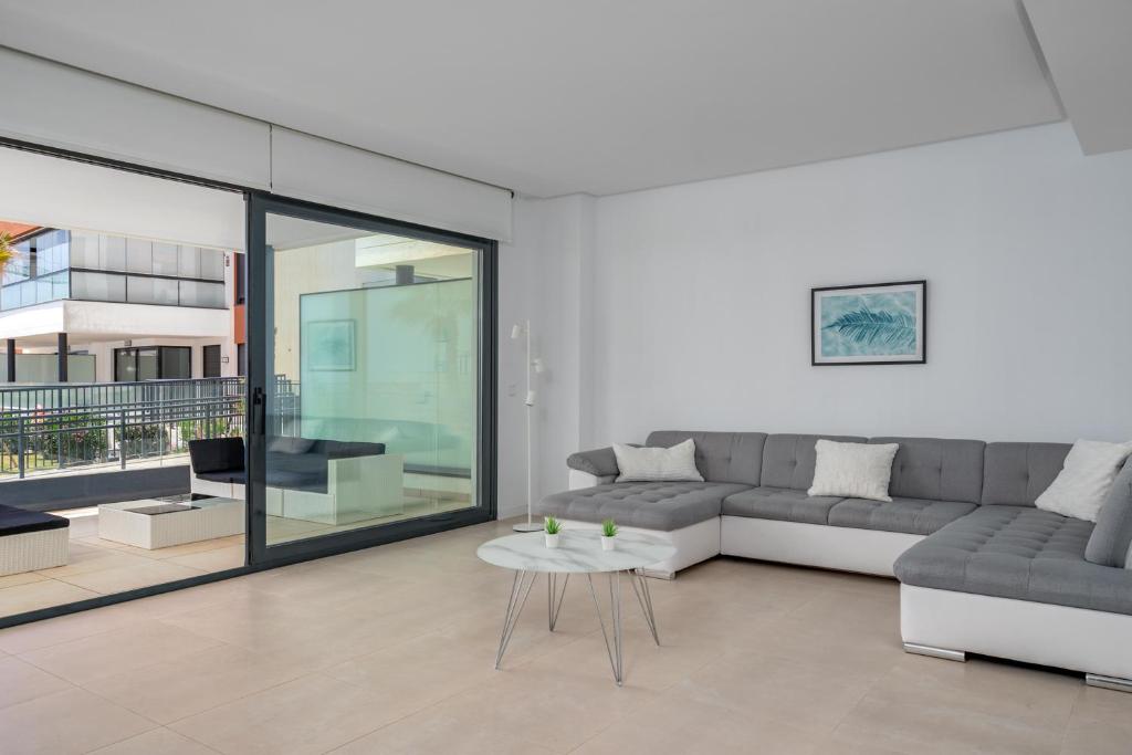 Posezení v ubytování Fantastic poolfront apartment in Middel Views by Costarentals - Ref 161