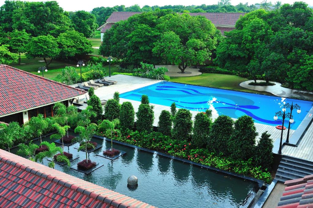 uma vista aérea de uma piscina num resort em Madhubhan Resort & Spa em Anand