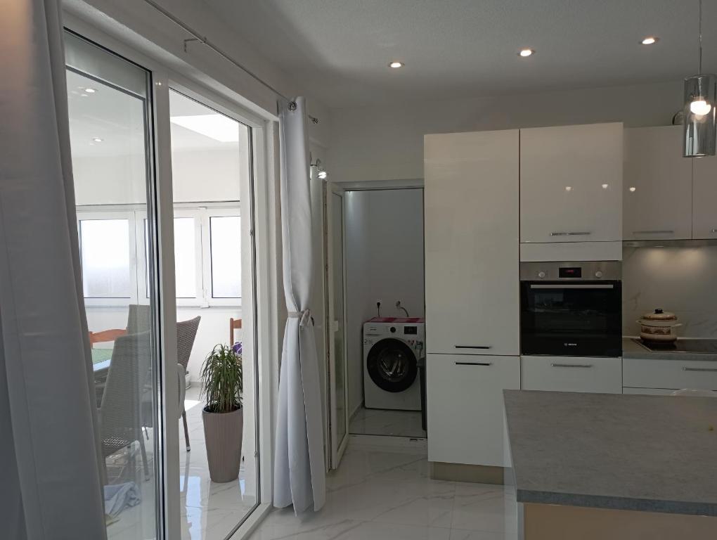Kuchyňa alebo kuchynka v ubytovaní Apartmani Trubi 3