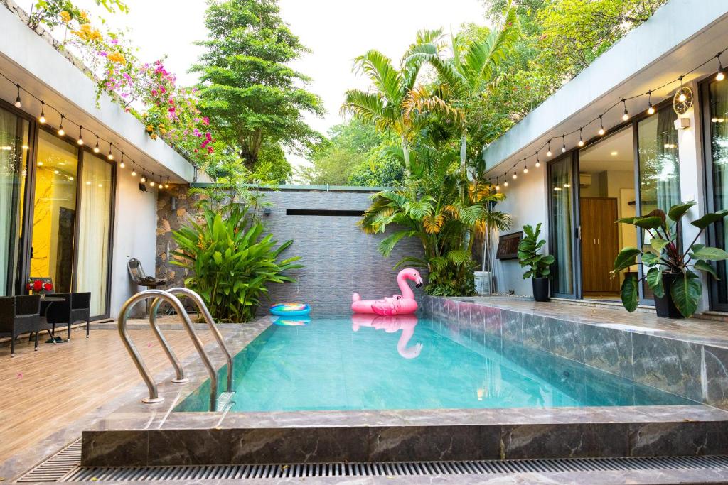 una piscina con flamencos rosas en una casa en Villa DoQuyen F5b Flamingo Dai Lai resort, en Ngọc Quang