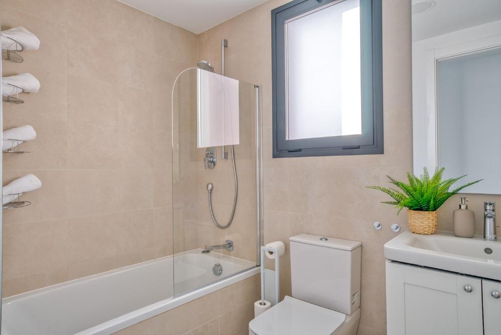 Koupelna v ubytování Luxurious apartment with Pool and Gym El Higueron by Costarentals - Ref 149
