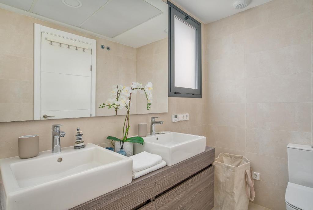 Koupelna v ubytování Luxurious apartment with Pool and Gym El Higueron by Costarentals - Ref 149