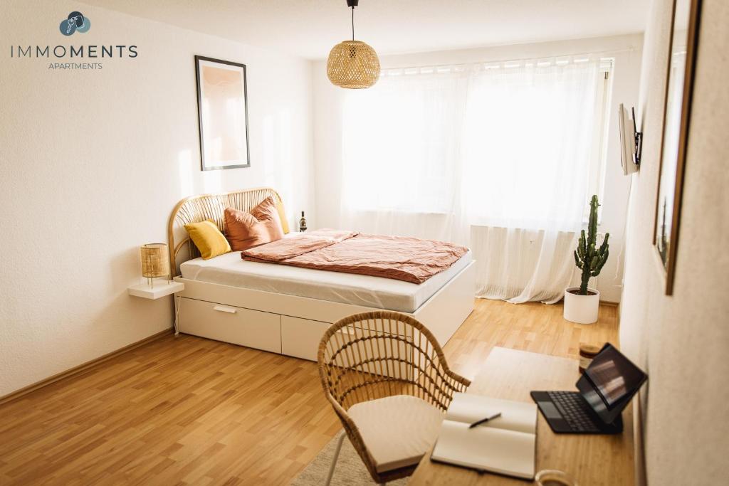 Schlafzimmer mit einem Bett, einem Schreibtisch und einem Stuhl in der Unterkunft Cozy Apartment im Zentrum mit Netflix WE91 in Magdeburg
