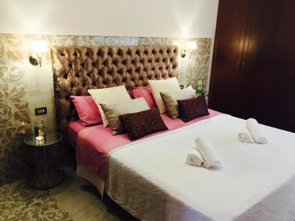 a bedroom with two beds with white and pink pillows at Il Sogno di Gio della Laguna in La Laguna