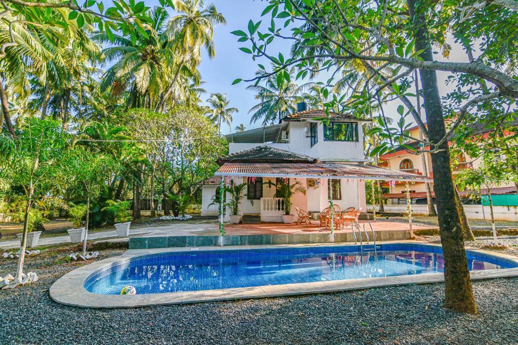 Villa con piscina frente a una casa en GR STAYs Private Pool Villa in Calangute 5 mins to Baga, en Arpora
