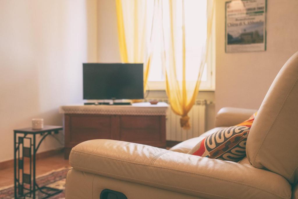 Televízia a/alebo spoločenská miestnosť v ubytovaní HT Laterano Apartment