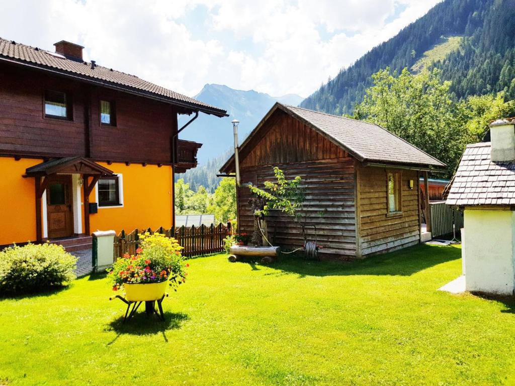 a yard with two buildings and a house at Almliesl SOEK-660 in Sankt Nikolai im Sölktal