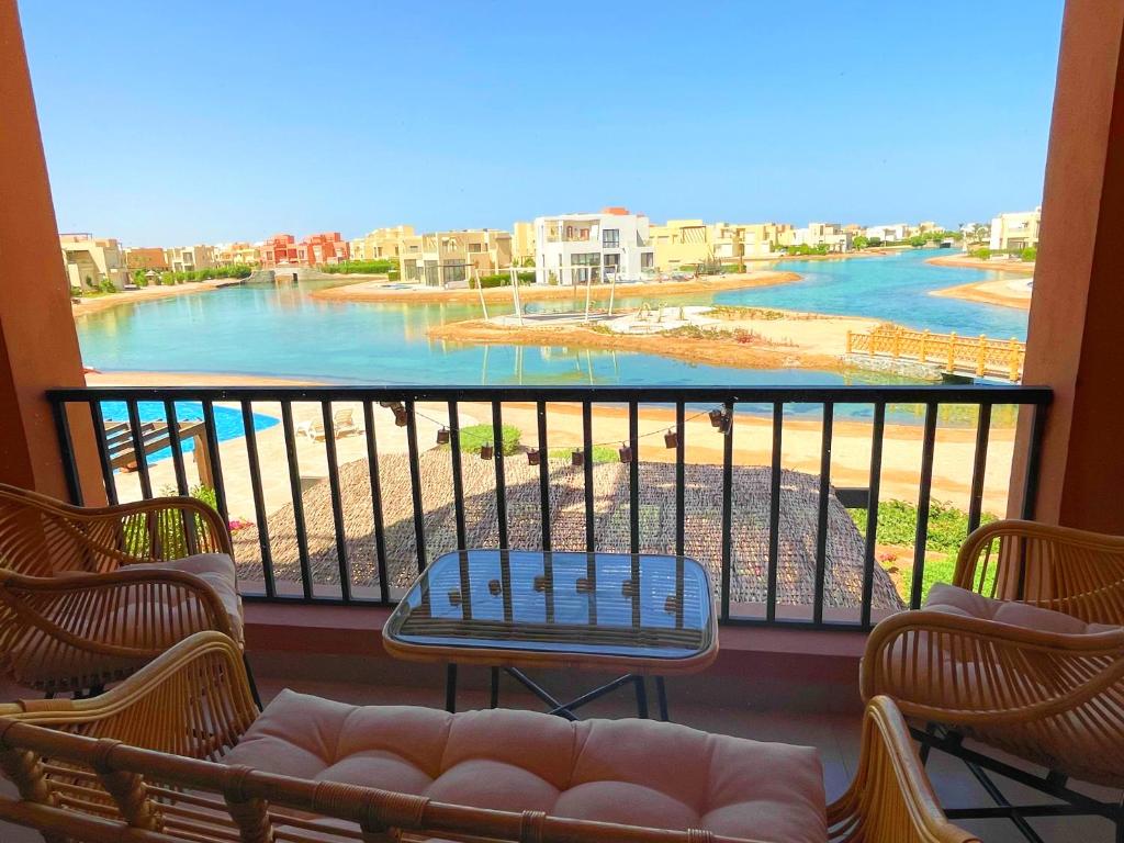 uma varanda com cadeiras e vista para um rio em Lily's Place - Scenic Lagoon View at Tawila, Gouna em Hurghada