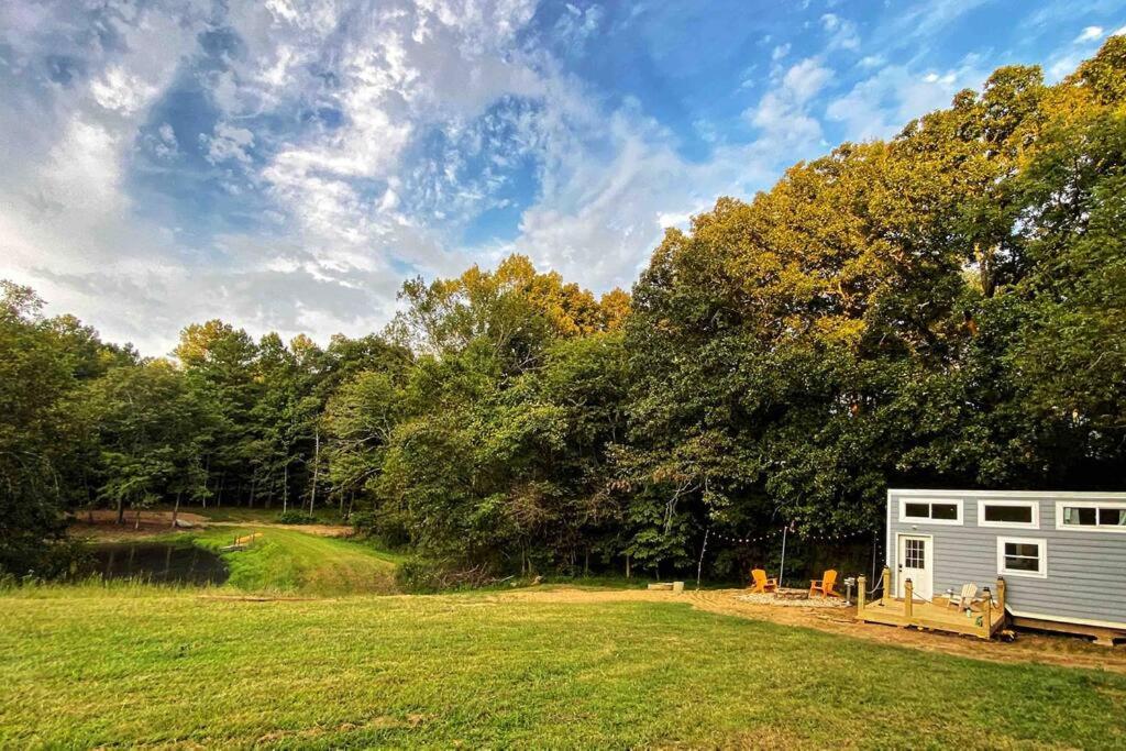 にあるThe Loft at Howard's Pond! Tiny home 2 beds near Ocoee Riverの木の畑の中のトレーラー