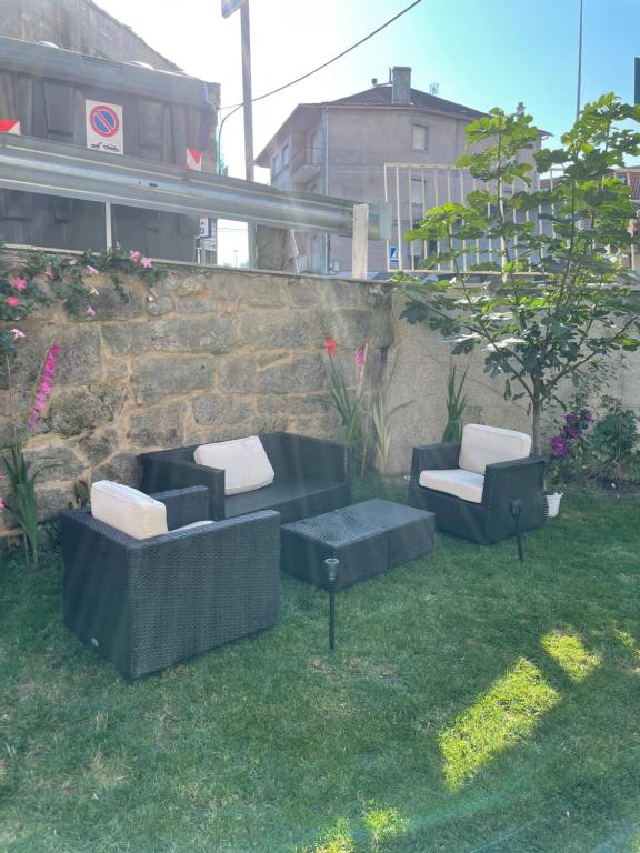tres sofás sentados en el césped en un patio en Casa Amoedo, en Redondela