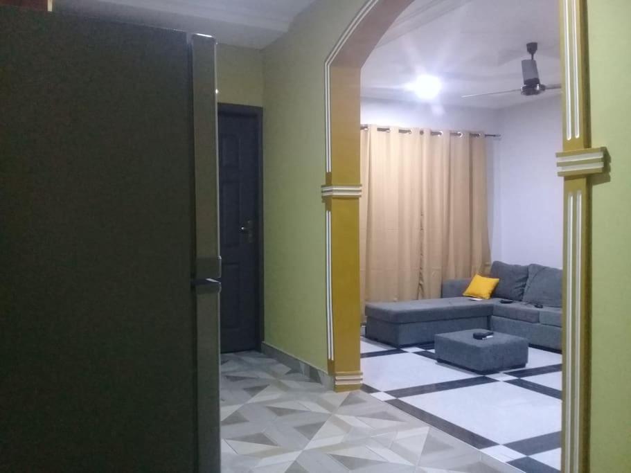 - un salon avec un canapé bleu dans l'établissement Mixtech Vacation Home -MVH, à Sunyani