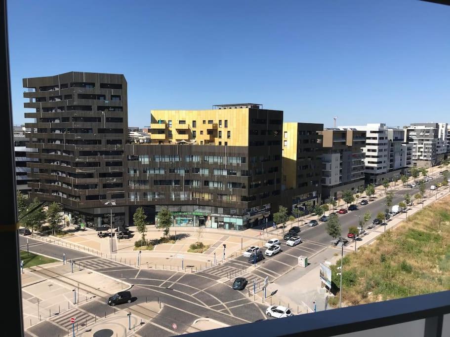 uma vista para uma cidade com edifícios e um parque de estacionamento em Rare ***Centre ville * Parking em Montpellier