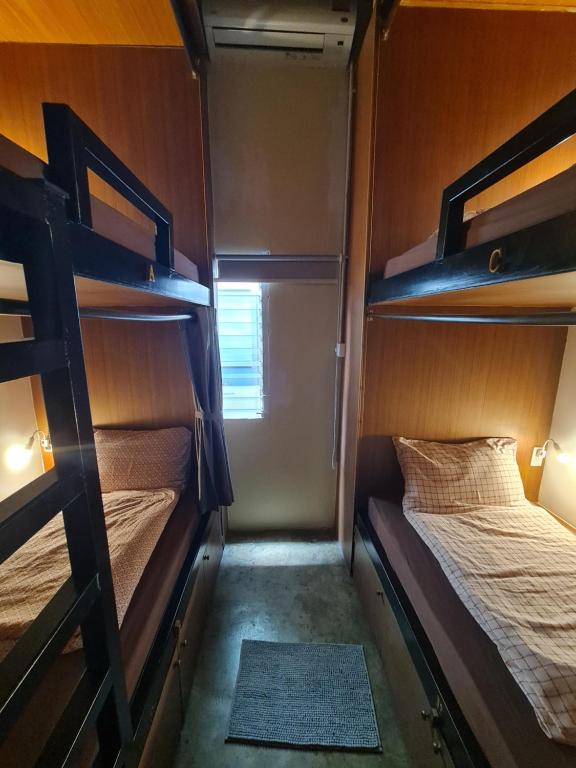 Non House Bangkok บ้านนอนโฮสเทล - Bed In 4-Bed Mixed Dormitory Room